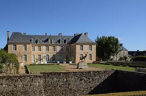 Ch&acirc;teau Athypique &agrave; Louer en Sarthe, Le Ch&acirc;teau des Troph&eacute;es | ChicVillas